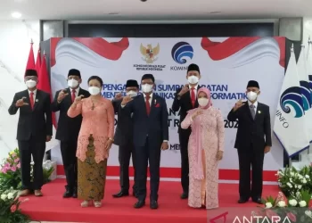 Menkominfo Johnny G Plate berfoto bersama dengan Komisioner KI Pusat Periode 2022-2026. (Sumber : Antaranews)
