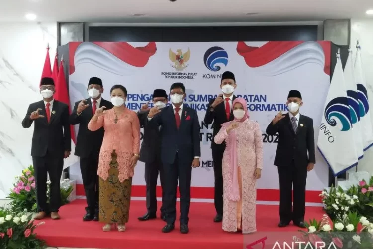 Menkominfo Johnny G Plate berfoto bersama dengan Komisioner KI Pusat Periode 2022-2026. (Sumber : Antaranews)