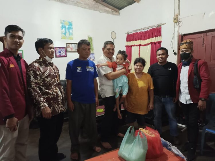 Parlindungan Purba (Kenakan kemeja putih) menggendong Yolanda. (Foto : Jonli Simarmata)