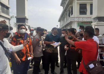 Pengunjuk rasa dari Sapma PP Simalungun, menyampaikan berkas pernyataan sikap kepada perwakilan Kejari Simalungun, saat berunjuk di depan Kantor Kejari Simalungun. (Foto: Wahanainfo.com)