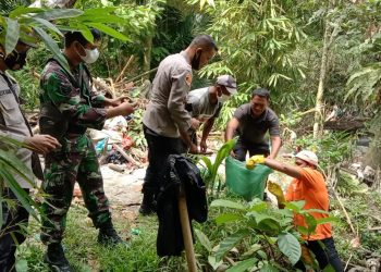 Tim dari Polsek Bangun bersama personil aparat TNI, pemerintah setempat, dan masyarakat, mengevakuasi potongan kaki manusia, yang ditemukan di sungai. (Foto: Wahanainfo.com)