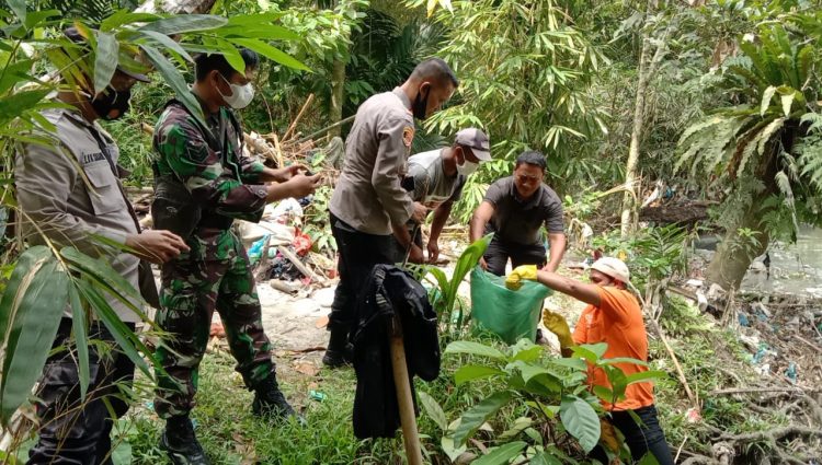 Tim dari Polsek Bangun bersama personil aparat TNI, pemerintah setempat, dan masyarakat, mengevakuasi potongan kaki manusia, yang ditemukan di sungai. (Foto: Wahanainfo.com)