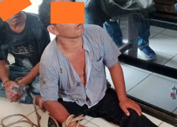 Dua tersangka pencuri HP, saat diamankan di Mapolsekta Tanah Jawa. (Foto: Wahanainfo.com)
