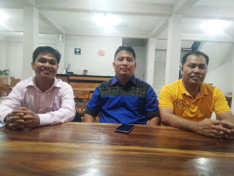 Dari kiri ke kanan :Sekretaris Panitia Triadil Saragih, Ketua Panitia Rado Damanik, Bendahara Panitia Esra Eduward Sinaga. (Foto : Jos)