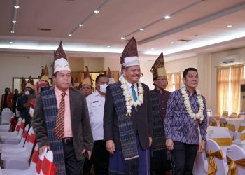 Barisan prosesi memasuki ruangan acara, pada pelantikan DPP KS Himapsi. (Foto: Jonli Simarmata)