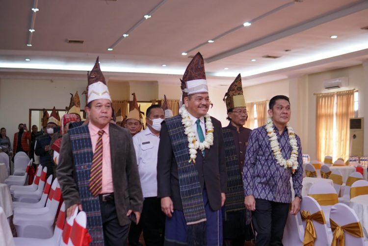 Pelantikan DPP KS Himapsi, Presiden Jokowi Dapat Maket Rumah Bolon