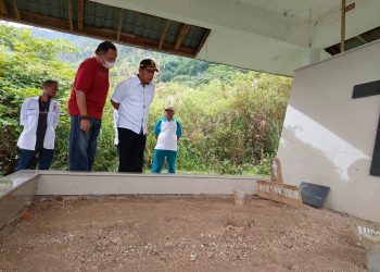 Bupati Simalungun RHS (kenakan kemeja putih dan topi), saat acara peletakan batu pertama pemugaran makam Djabanten Damanik. (Foto: Wahanainfo.com)