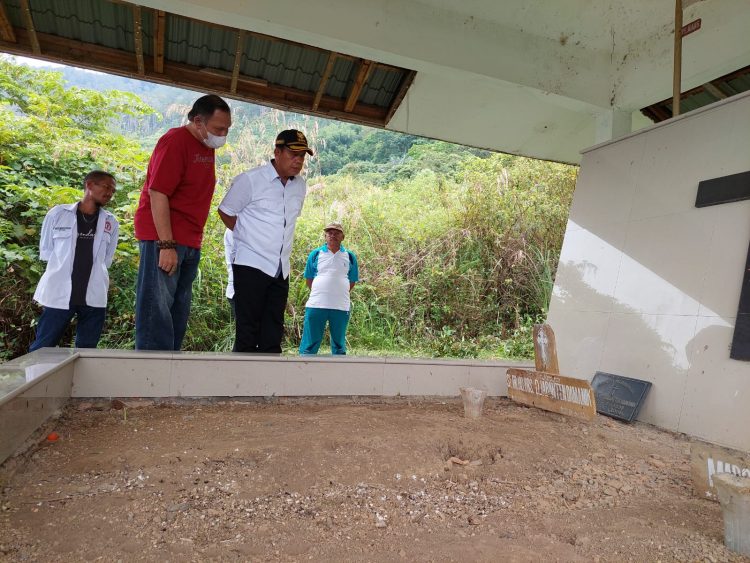 Bupati Simalungun RHS (kenakan kemeja putih dan topi), saat acara peletakan batu pertama pemugaran makam Djabanten Damanik. (Foto: Wahanainfo.com)
