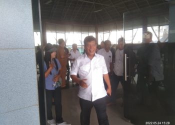 Bupati Simalungun Radiapoh Hasiholan Sinaga, saat di lokasi pertemuan dengan para petani di Kecamatan Purba. (Foto: Wahanainfo.com)