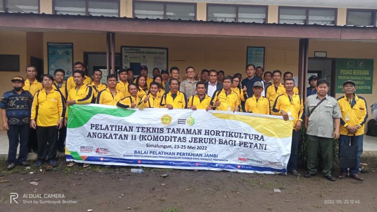 Penyelenggara dan peserta pelatihan, foto bersama pada penutupan Pelatihan Teknis Tanaman Holtikultura Angkatan II (Komoditas Jeruk) Bagi Petani Jeruk, yang diselenggarakan BPP Jambi. (Foto: Wahanainfo.com)