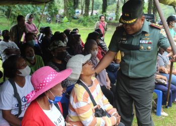 Dandim 0207 Simalungun Letkol.Inf.Roly Souhuka, bertutur sapa dengan penerima bantuan, saat penyaluran bantuan UMKM di Makoramil 09 Tiga Balata. (Foto: Wahanainfo.com)