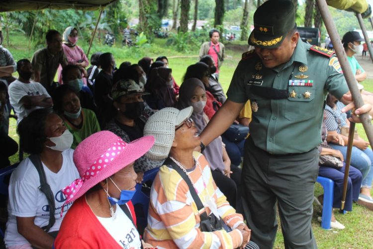 Dandim Simalungun Salurkan Bantuan Minyak Goreng Kepada Pelaku UMKM
