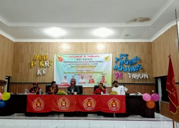 Empat narasumber berurut dari nomor dua paling kiri ke kanan : Edis Galingging, Dr.Muldri Pasaribu, Astronout Nainggolan, dan Richard Sidabutar, saat acara Diskusi Publik PMKRI Siantar, dipandu oleh moderator Paska Simanjuntak (duduk paling kiri). (Foto: PMKRI Siantar)