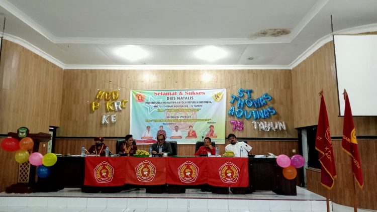 Empat narasumber berurut dari nomor dua paling kiri ke kanan : Edis Galingging, Dr.Muldri Pasaribu, Astronout Nainggolan, dan Richard Sidabutar, saat acara Diskusi Publik PMKRI Siantar, dipandu oleh moderator Paska Simanjuntak (duduk paling kiri). (Foto: PMKRI Siantar)