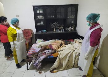 Tim medis dari RSUD Parapat, saat melakukan pemeriksaan luar terhadap jenazah Kestiana br Manurung. (Foto: Wahanainfo.com)