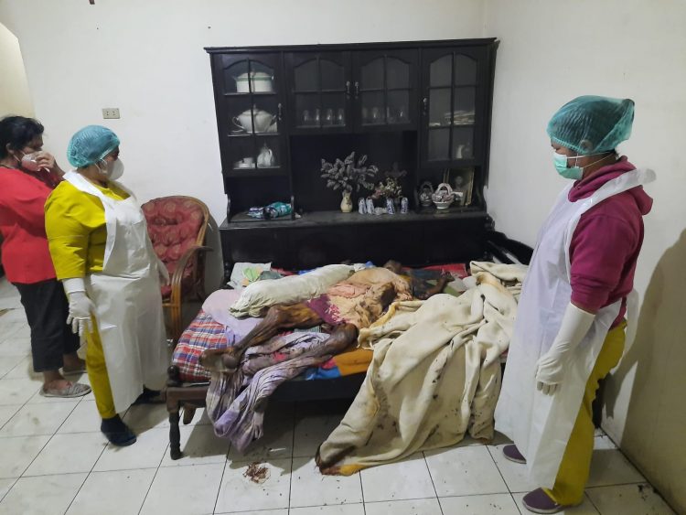 Tim medis dari RSUD Parapat, saat melakukan pemeriksaan luar terhadap jenazah Kestiana br Manurung. (Foto: Wahanainfo.com)