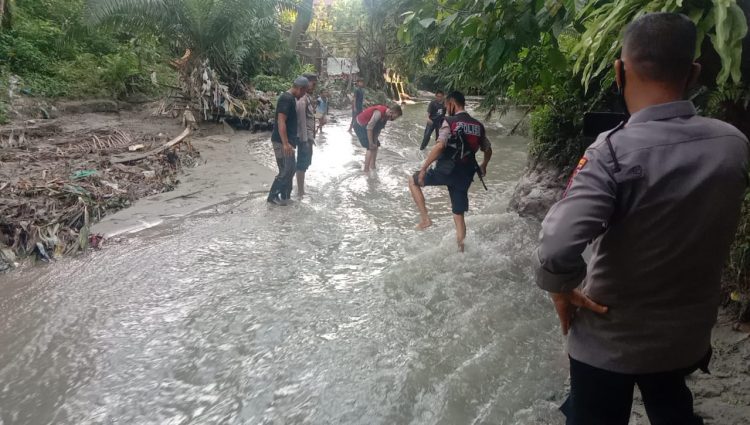 Personel Polres Simalungun melakukan penyusuran di aliran Sungai Bah Bolon, untuk mencari petunjuk, sehubungan dengan penemuan potongan kaki manusia di sekitar lokasi serupa. (Foto: Wahanainfo.com)