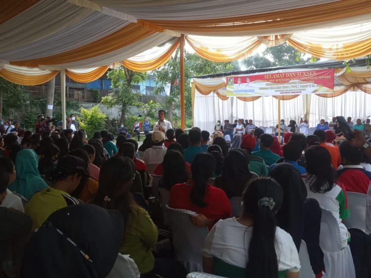 Bupati Simalungun Radiapoh Hasiholan Sinaga, memberikan arahan dalam kegiatan Penyerahan SK Bupati Simalungun tentang Pengangkatan PPPK Tahap II Tahun 2022. (Foto: Wahanainfo.com)