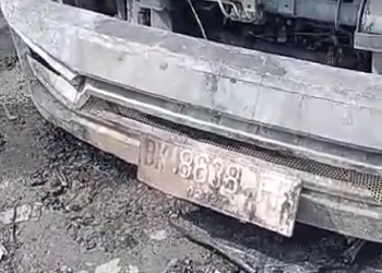 Bagian depan mobil truk yang terbakar di jalan lintas Siantar-Saribudolok. (Gambar diambil dari tangkapan layar video yang beredar)