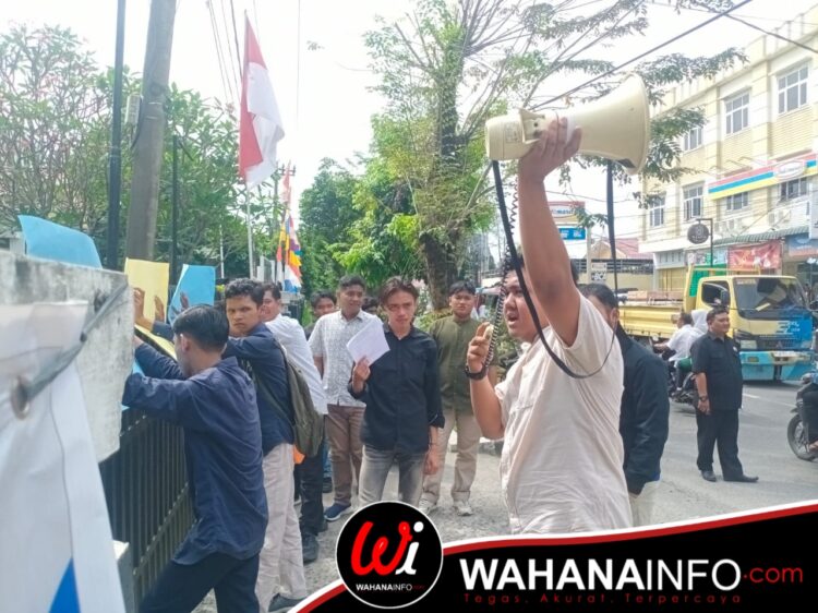 Aksi Unjuk Rasa DPW Persatuan Pemuda MAS Sumatera Utara Di Depan Kantor PUPR Sumatera Utara, Senin (22/01/2024).