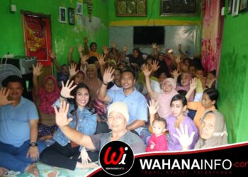 Foto Bersama Emak-Emak Untuk Mendukung Arys Togap Panangian Sinurat Calon Legislatif DPRD Kota Medan