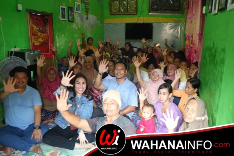 Foto Bersama Emak-Emak Untuk Mendukung Arys Togap Panangian Sinurat Calon Legislatif DPRD Kota Medan