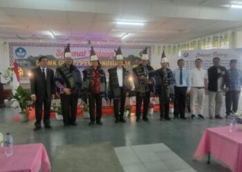 Deputi II Kepala Staf Kepresidenan, Abednego Tarigan bersama rombongan saat berkunjung di SMK GKPS 2