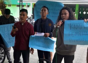 Aksi Unjuk Rasa AMFDK UINSU Di Depan Gedung Pusat Administrasi Fakultas Dakwah UINSU