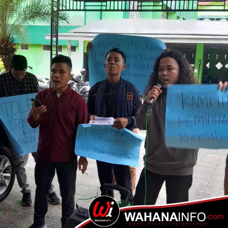 Aksi Unjuk Rasa AMFDK UINSU Di Depan Gedung Pusat Administrasi Fakultas Dakwah UINSU