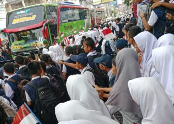 Sejumlah Pelajar Dan Masyarakat Sambut Kunjungan Presiden Jokowi Widodo Di Kota Tebing Tinggi