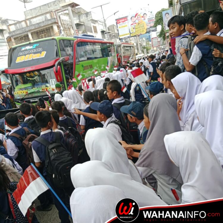 Sejumlah Pelajar Dan Masyarakat Sambut Kunjungan Presiden Jokowi Widodo Di Kota Tebing Tinggi