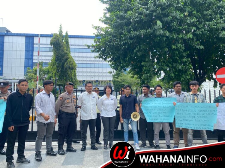Koalisi Bersatu Mahasiswa Sumatera Utara Lakukan Aksi Unjuk Rasa Di Depan Kantor Wilayah Direktorat Jenderal Bea Dan Cukai Sumatera Utara