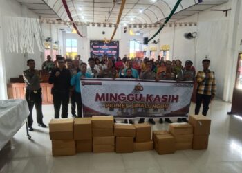 Wakapolres Simalungun, Kompol Hendrik Situmorang MM foto bersama dengan Pengurus dan umat HKBP Rogate Bangun
