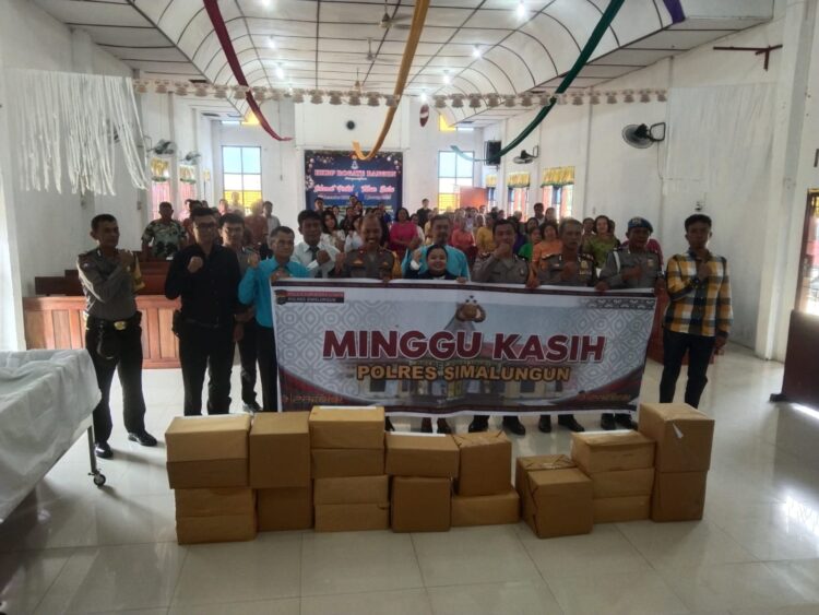 Wakapolres Simalungun, Kompol Hendrik Situmorang MM foto bersama dengan Pengurus dan umat HKBP Rogate Bangun
