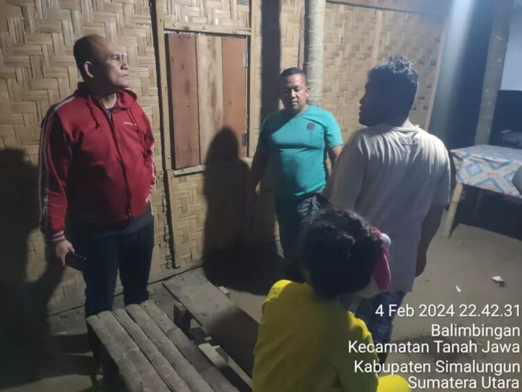 Kapolsekta Tanah Jawa saat mendatangi lokasi yang diduga tempat perjudian jenis tembak ikan