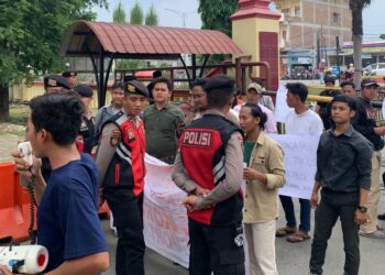 Aksi Unjuk Rasa Gerakan Pemuda Mahasiswa Sumatera Utara Se-jabodetabek (GPMSU) Di Depan Markas Kepolisian Daerah Sumatera Utara (Mapoldasu) Dan Kejaksaan Tinggi Sumatera Utara (Kejatisu)