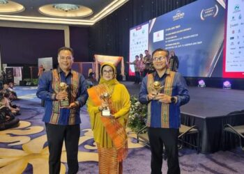 Walikota dan Dirut Perumda Tirtauli saat menerima penghargaan