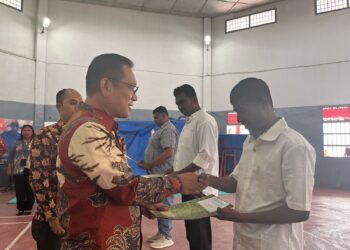 Kalapas M. Pithra Jaya Saragih menyerahkan berkas remisi kepada narapidana