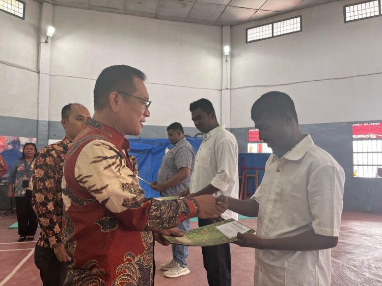 Kalapas M. Pithra Jaya Saragih menyerahkan berkas remisi kepada narapidana