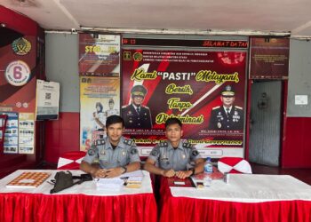 Pegawai lapas yang bertugas menerima titipan makanan untuk warga binaan