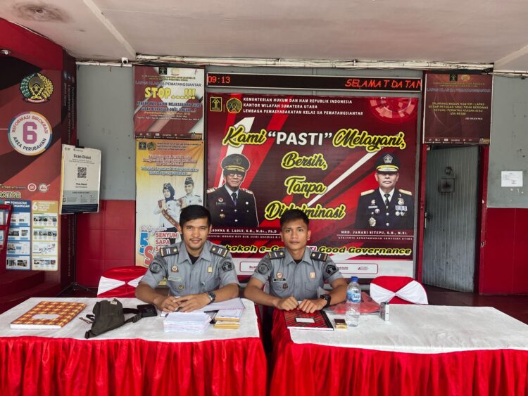 Pegawai lapas yang bertugas menerima titipan makanan untuk warga binaan