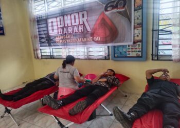 Pegawai Lapas narkotika saat mendonorkan darah