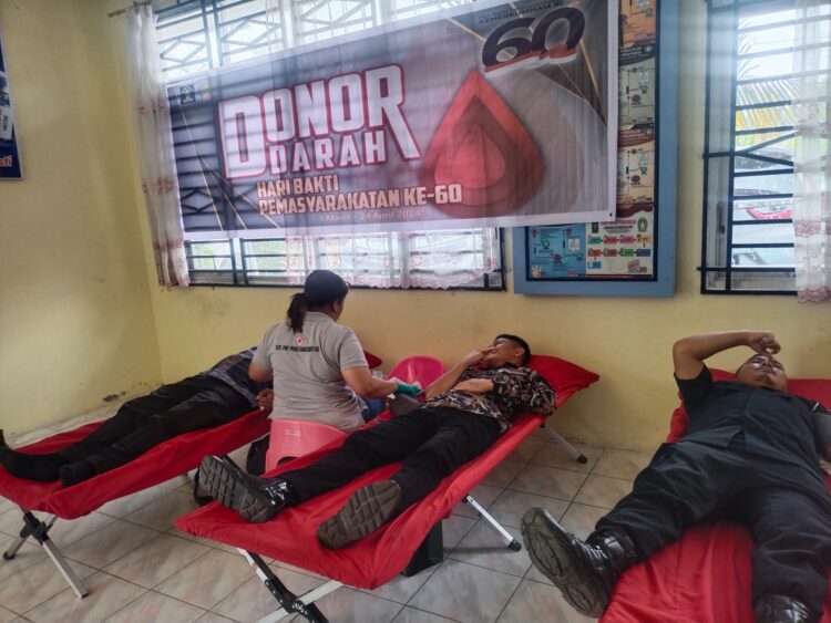 Pegawai Lapas narkotika saat mendonorkan darah