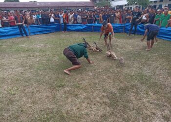 Sejumlah warga binaan mengikuti perlombaan menangkap bebek