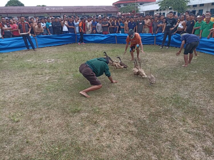 Sejumlah warga binaan mengikuti perlombaan menangkap bebek