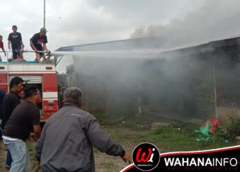 Pemadam Kebakaran Berusaha Memadamkan Api Yang Melahap Rumah Warga