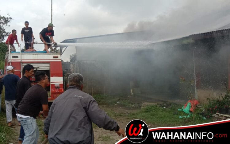 Pemadam Kebakaran Berusaha Memadamkan Api Yang Melahap Rumah Warga