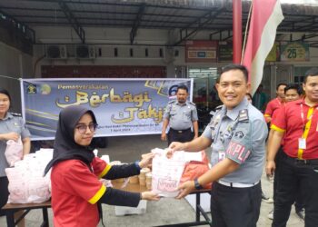 Kepala Pengamanan Lembaga Pemasyarakatan (KPLP) Narkotika Kelas IIA Pematangsiantar, Ucok Sinabang membagikan takjil.