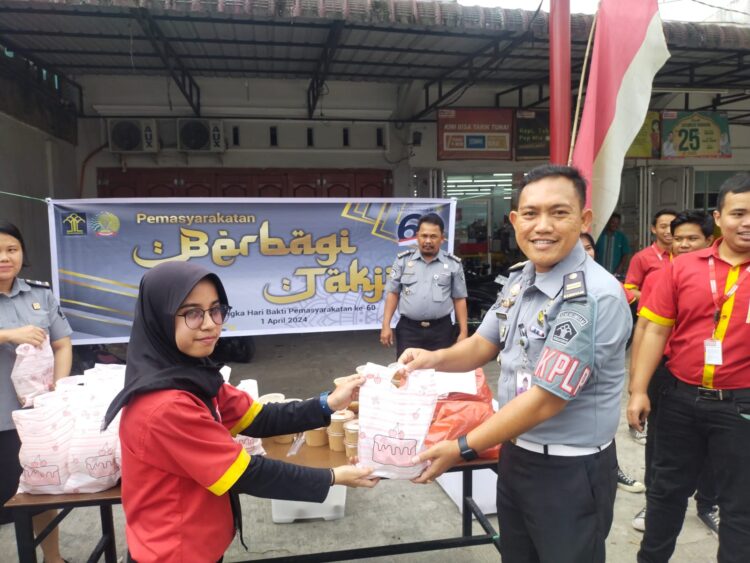 Kepala Pengamanan Lembaga Pemasyarakatan (KPLP) Narkotika Kelas IIA Pematangsiantar, Ucok Sinabang membagikan takjil.