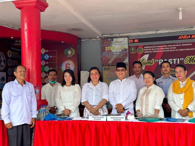 Kepala Lapas Pematangsiantar, M Pithra Jaya Saragih bersama jajarannya memberikan pelayanan khusus di Hari Raya Idul Fitri
